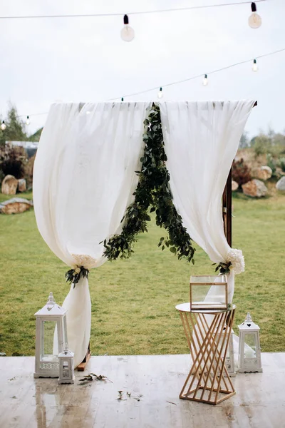 Hermoso Arco Boda Blanco Para Una Ceremonia Boda Aire Libre — Foto de Stock