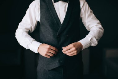 Damat otelde bir gömlek giyer. Düğün sabahı.