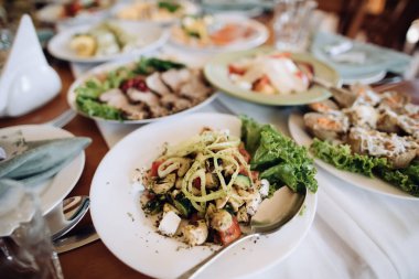 Restorandaki düğün masasında değişik yiyecekler var.