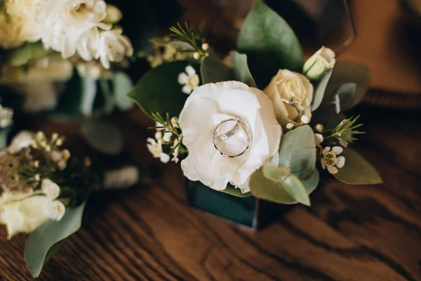 Trouwringen Boutonniere Met Witte Rozen Een Houten Tafel — Stockfoto