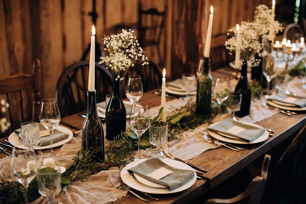 Romantis Pengaturan Meja Pernikahan Gaya Pedesaan Dengan Lilin Diy Mendekorasi — Stok Foto