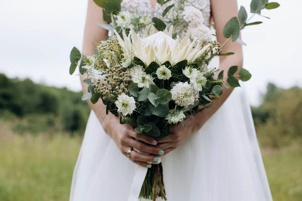 Indah Pernikahan Karangan Bunga Protea Putih Tangan Pengantin Wanita — Stok Foto