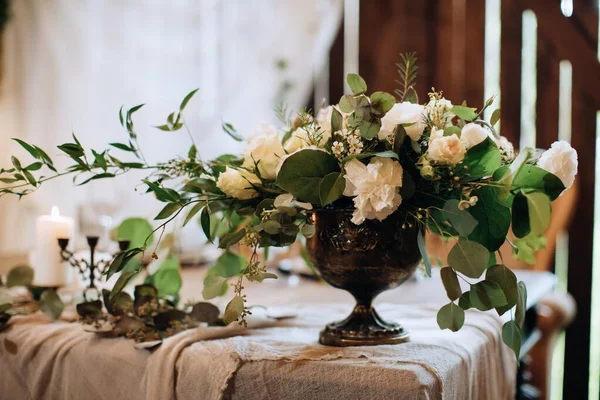 Decorare Una Tavola Nuziale Ristorante Con Fiori Freschi — Foto Stock