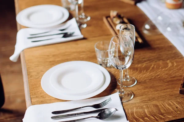 Ahşap Bir Masanın Üzerinde Klasik Bir Düğün Masası Yemek Ayarları — Stok fotoğraf