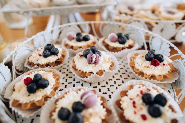 Taarten Met Room Bosbessen Een Huwelijksfeest Tafel Met Snoep — Stockfoto