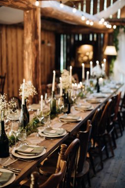 Düğün partisinde bir restoranda şenlik masasını dekore etmek.