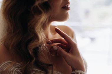 Otelin penceresinde şehvetli bir gelin. Düğün sabahı.