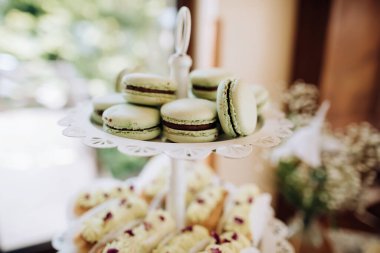 Düğün partisinde tatlı masasında yeşil makarna. Tatlılar
