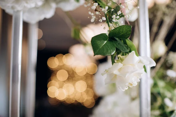 Restoranda Taze Çiçeklerle Düğün Süslemeleri — Stok fotoğraf