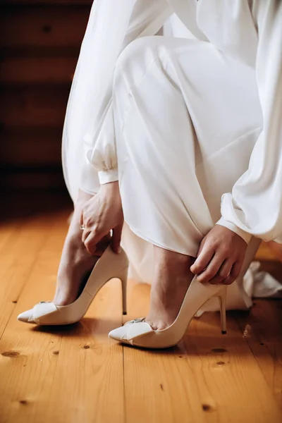 Невеста Белом Платье Надевает Туфли Брачное Утро — стоковое фото