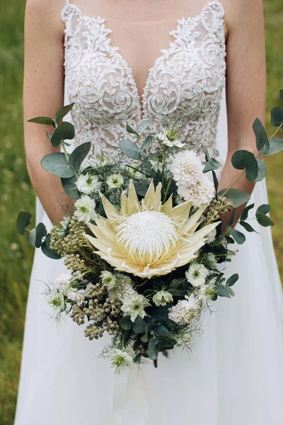 Pengantin Wanita Memegang Buket Pernikahan Eksotis Protea Putih — Stok Foto