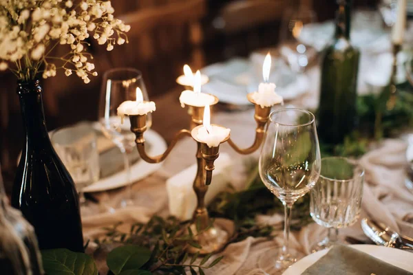 Candelabro Velas Sobre Mesa Restaurante Para Una Cena Festiva — Foto de Stock