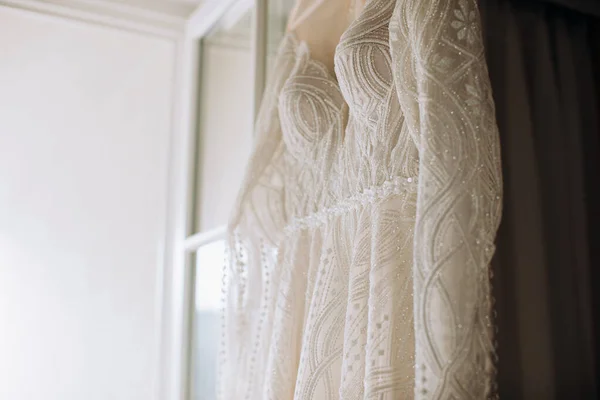 ホテルの部屋で花嫁のための美しいレースウェディングドレス 結婚式の朝 — ストック写真