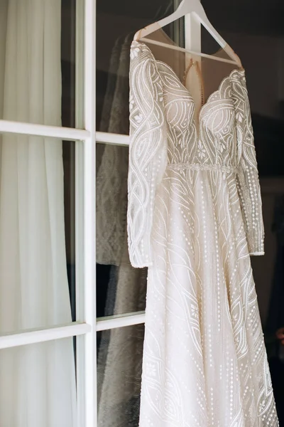ホテルの部屋で花嫁のための美しいレースウェディングドレス 結婚式の朝 — ストック写真