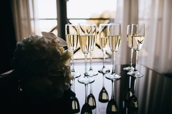 暗い背景のレストランでシャンパンのグラス お祝い — ストック写真