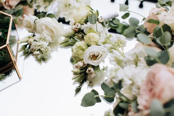 Boutonnieres Putih Dan Mawar Krem Untuk Pengantin Pria Dan Teman — Stok Foto