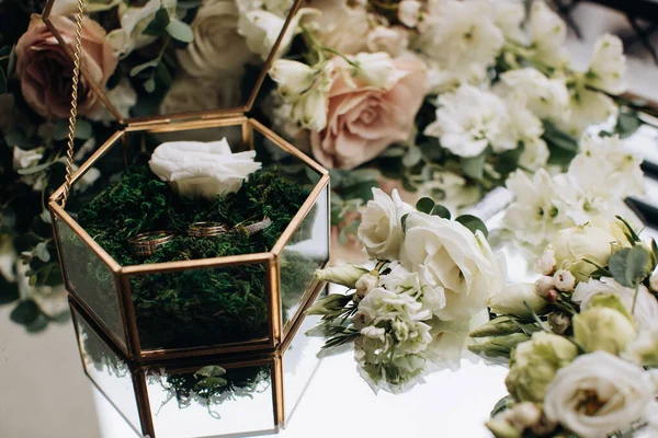 Bruiloft Accessoires Gouden Ringen Een Glazen Doos Voor Sieraden — Stockfoto