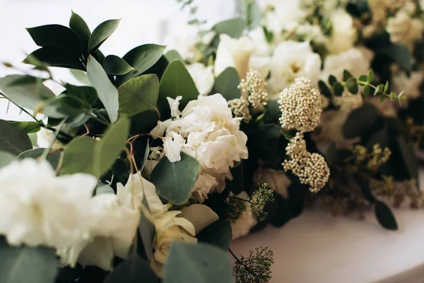 Plaatsing Van Verse Bloemen Feesttafel Huwelijksdecor Het Restaurant — Stockfoto