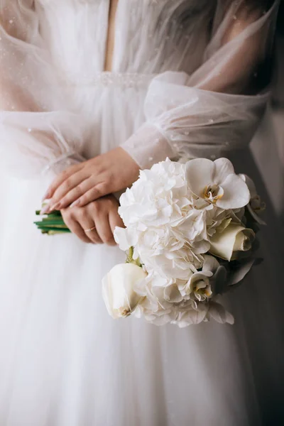 Νύφη Έχει Ένα Κομψό Μπουκέτο Από Λευκές Ορχιδέες Πρωί Γάμου — Φωτογραφία Αρχείου