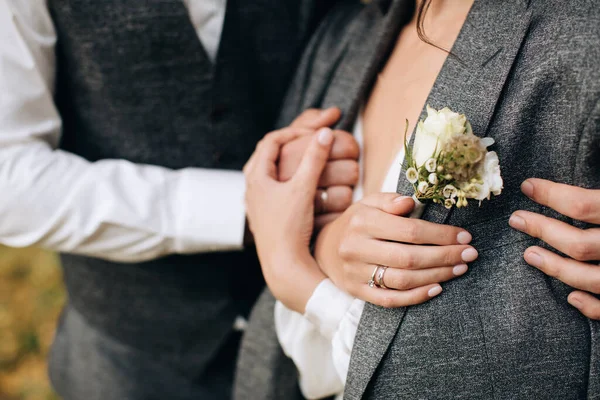 Bruidegom Knuffelt Bruid Verwarmt Haar Rustieke Stijl Boutonniere — Stockfoto