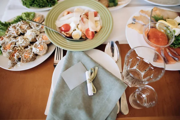 Mesa Servicio Festivo Con Mesa Madera Fiesta Bodas — Foto de Stock