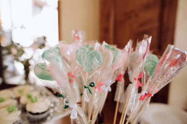 Verschiedene Farbige Herzförmige Lutscher Auf Dem Desserttisch — Stockfoto