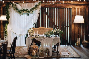 Bir düğün partisi için restoranın güzel dekorasyonu kırsal tarzda.