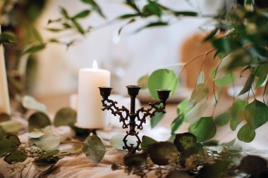 Düğün süslemeleri. Mum ve mumlar tatil masasında.