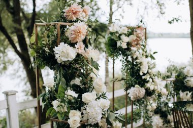 Taze çiçeklerin güzel düğün kemeri. Düğün töreni için dekor.