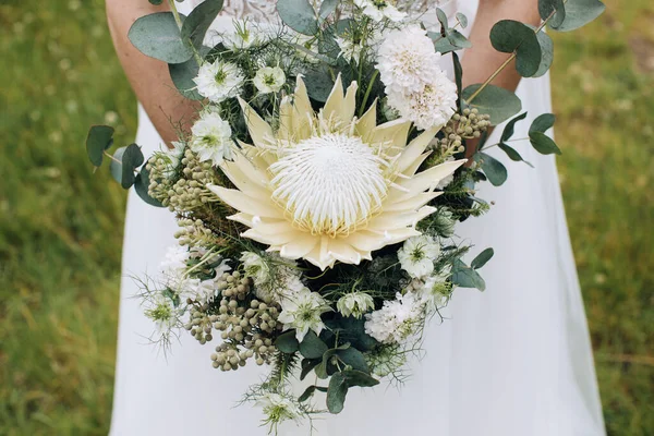 Elegan Buket Putih Protea Untuk Pengantin Wanita — Stok Foto