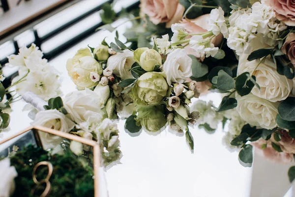 Indah Karangan Bunga Pernikahan Mawar Krem Untuk Pengantin Wanita Aksesoris — Stok Foto