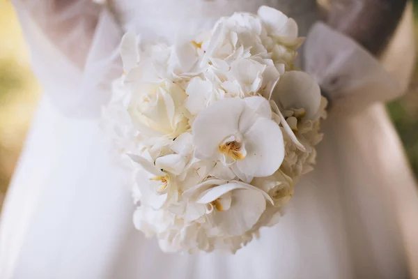 Bruid Heeft Een Bruiloft Boeket Van Witte Orchideeën Huwelijksdecoratie Ideeën — Stockfoto