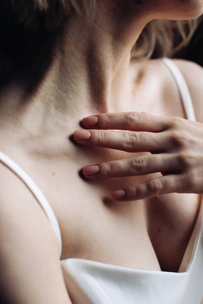 Wanita Sensitif Menyentuh Lehernya Dengan Tangannya — Stok Foto