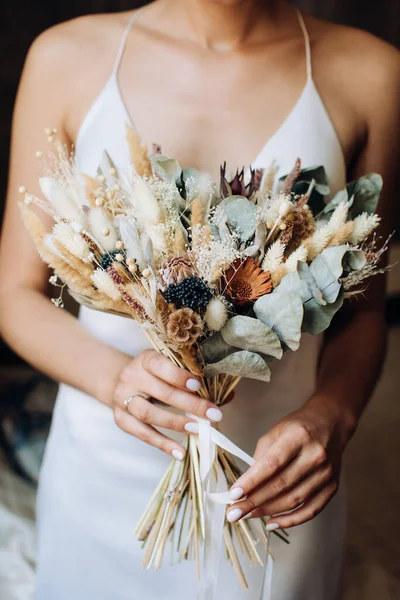 Pengantin Wanita Menggenggam Karangan Bunga Yang Indah Dengan Gaya Boho — Stok Foto