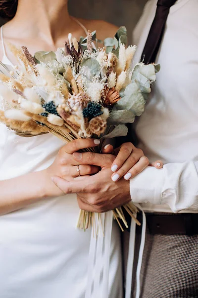 Noiva Noivo Mantém Suas Mãos Belo Buquê Flores Secas Estilo — Fotografia de Stock