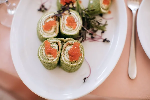 Snacks Avec Caviar Rouge Sur Une Assiette Sur Une Table — Photo