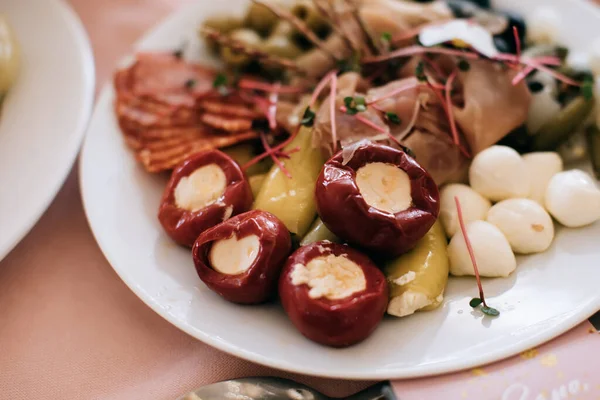 อาหารท แตกต างก นบนจานในงานเล ยงว นหย าตาราง — ภาพถ่ายสต็อก