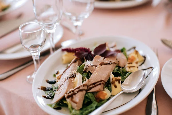 Plat Viande Dans Une Assiette Lors Une Fête Vacances Mise — Photo