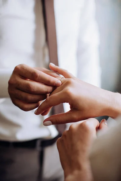 Pengantin Pria Meletakkan Cincin Jari Pengantin Wanita — Stok Foto