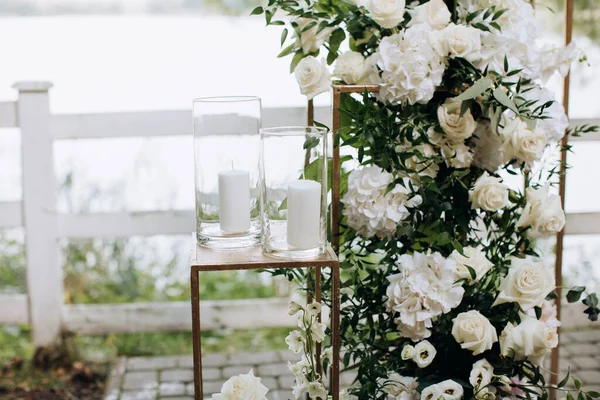 Mooie Trouwboog Van Verse Bloemen Decor Voor Een Huwelijksceremonie — Stockfoto