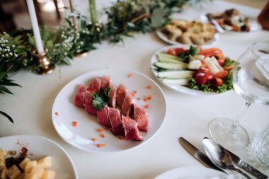 Restorandaki şenlik masasında et yemeği. Tablo dekorasyonu