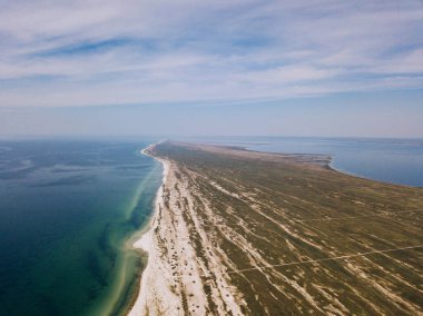 Denizde, adanın kıyı şeridi. Üst görünüm