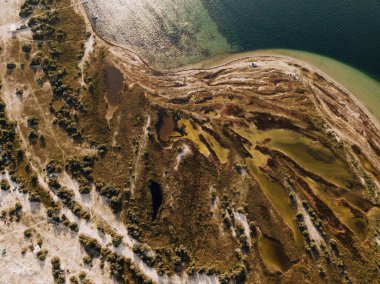 Denizde bir adada tuz gölleri. Dzharilgach adasının havadan görünüşü