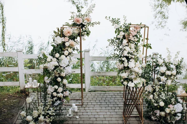 Vacker Bröllopsbåge Färska Blommor Vid Sjön Dekor För Bröllopsceremoni — Stockfoto