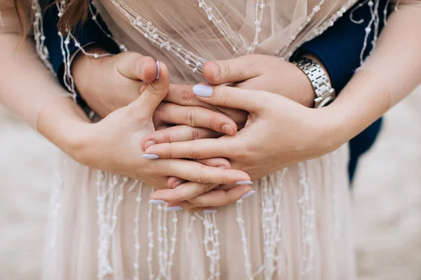 Pengantin Pria Memeluk Pengantin Wanita Tangan Terjalin Pecinta — Stok Foto