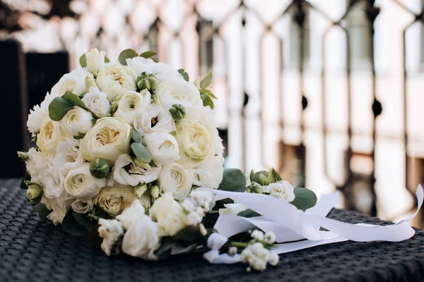 Klasik Pernikahan Karangan Mawar Putih Dan Boutonniere Teras Hotel — Stok Foto