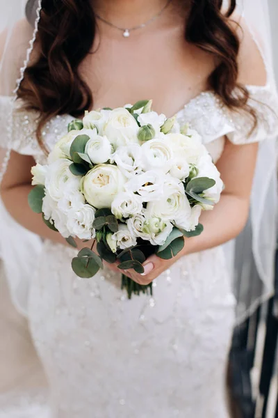 Bruid Een Witte Jurk Heeft Een Luxe Boeket Witte Pioenen — Stockfoto