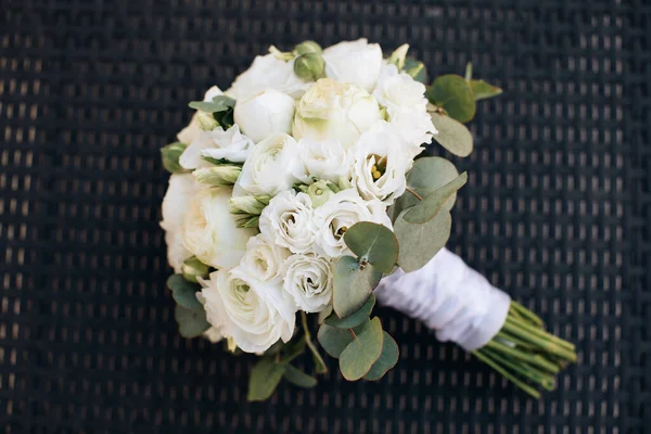 Klasszikus Esküvői Csokor Fehér Rózsából Sötét Alapon Stock Kép