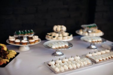 Düğün partisinde tatlı masası. Lokantada tatlı yemek.