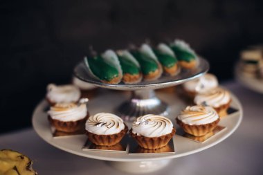 Tatlı masasında kremalı kekler. Partide tatlı yemek.